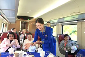 东盟议会联盟大会代表团试乘中老铁路“澜沧号”动车图片
