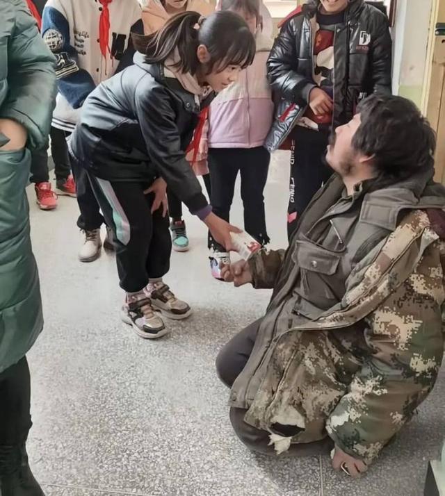 残疾拾荒者胡雷资助的女孩意外离世，警方：因辅导作业与家人发生争执后离家，在家附近水池内被发现
