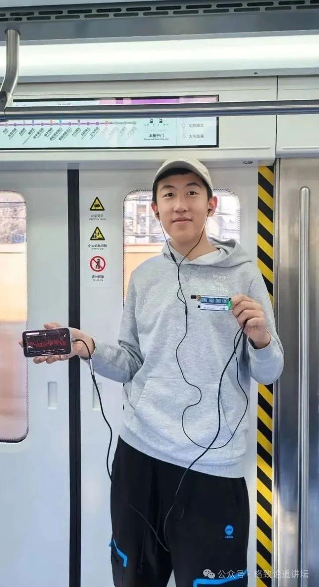 多市地铁均有发现！这些人脚下的可疑方盒子究竟是干啥的？