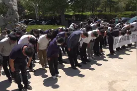 山东小伙勇救落水母子牺牲 获救家庭送上锦旗表示将尽全力照顾补偿图片