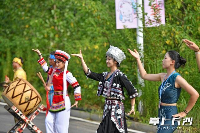 组图丨月亮岛上云南泼水节开泼啦！“逗着云南嘉年华”启幕