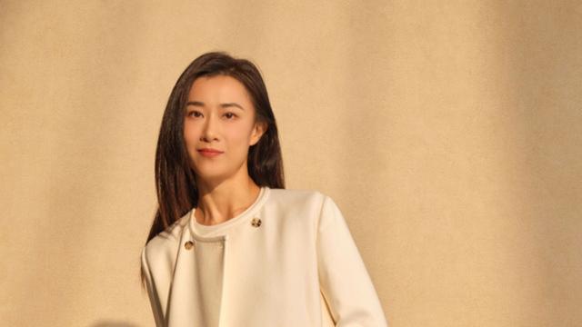 写作之外，她的动脉全都流向了滑翔伞、攀岩、攀冰、登山、洞穴探险