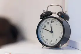 “我们早上5:45起床，7:10要到校，晚自习要到8:30放学，一天13个小时在学校，比上班狠啊！”| 橙柿互动评论有礼·20230905图片