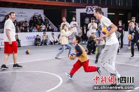 中外“灌篮高手”走进成都 掀起篮球风暴图片