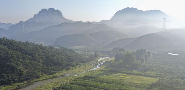 河北遵化：山峦叠嶂，云雾萦绕