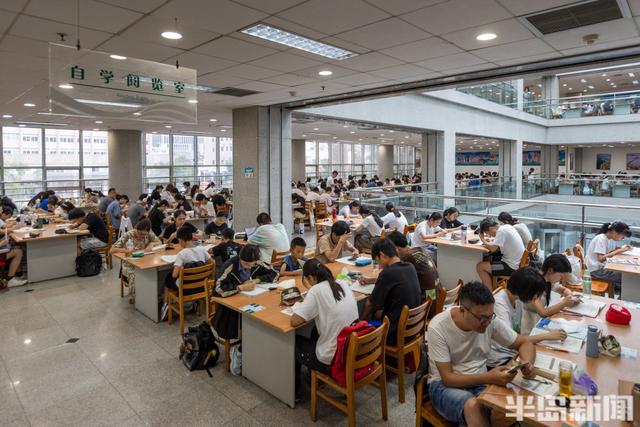 比景区更火！暑期青岛图书馆“一座难求”