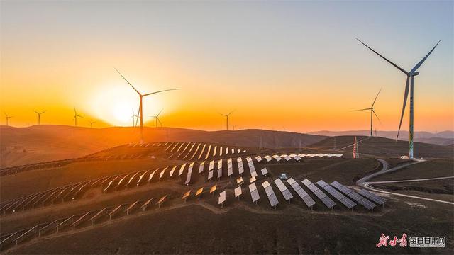 晚霞勾勒环县毛井镇“绿电+美景”生态画卷