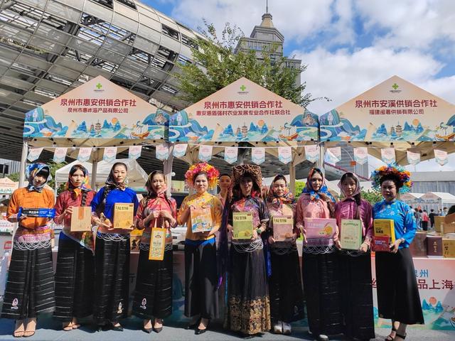 在上海五角场就能戴上蟳埔簪花拍照，足不出“沪”的泉州美食体验好快乐！