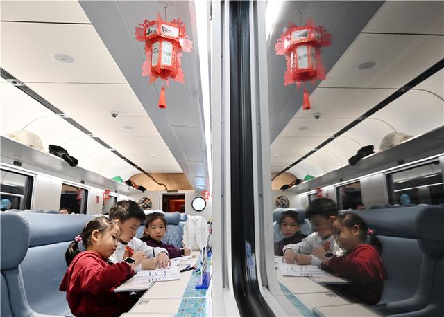 影像记录丨​坐全景观光列车，到张家口滑雪去