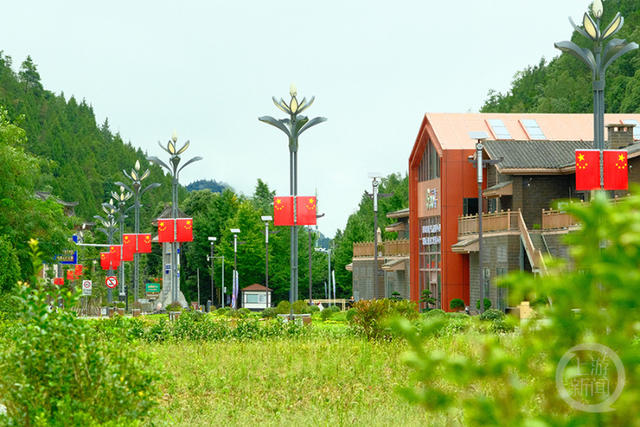 满城“中国红” 喜迎国庆节