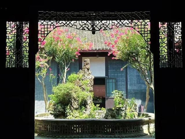 大邑这里紫薇花绽放，错过等一年