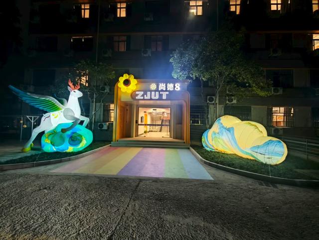 千里江山图“活”了！浙工大新生在新宿舍穿越时空开启“宋韵奇旅”