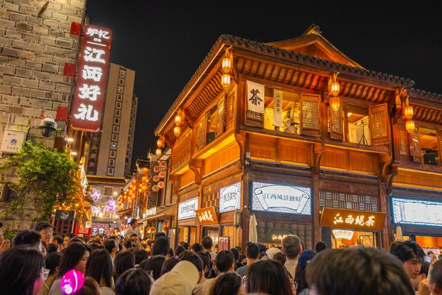 南昌展现促消费新担当：打造老街区烟火气新消费场景，引来人气红了城市