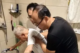 北塘街道暖心瞬间：老人家中摔倒 社区及时施救图片