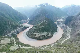 走近丙察察图片