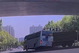 江苏南通大巴车与渣土车发生碰撞 伤者正在抢救图片