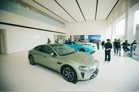 一辆小米SU7在事故中冒烟？汽车尾灯进水现象是什么缘故？小米汽车回应！图片