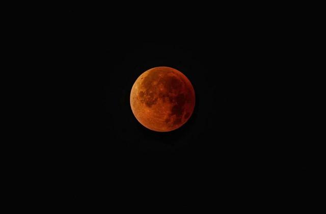 刷屏朋友圈！“红月亮”高清大图来了