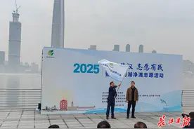 武汉美丽河湖志愿服务队成立，巴基斯坦留学生参加“净滩”行动图片