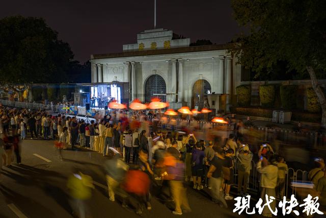 南京长江路开启限时步行街模式，解锁夜游新体验