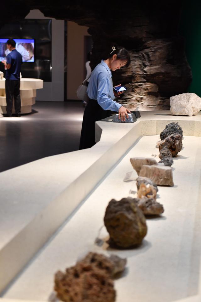 “往里走”，在历史深处“与自己相遇”