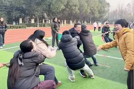 教师拔河比赛庆新年倡健康文明生活方式图片