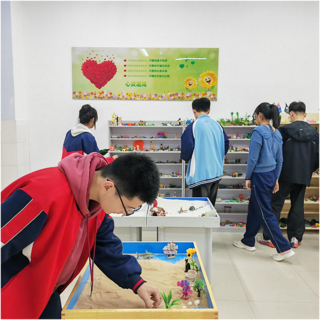 新泰一中北校与新泰市人民医院联合举办“沙盘解码绘青春——心灵阳光进校园”活动