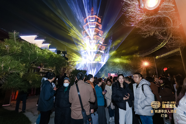 跨越古镇与商圈，上海这场灯彩盛宴藏着多少年味？