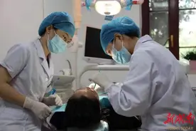 不“跑”不掉，一天制作完成，戴上就能吃东西 带您了解传统义齿“升级版” ——生物功能性义齿图片