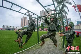 广西贵港武警官兵开展多课目强化训练图片