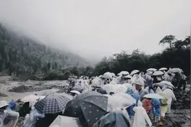 四姑娘山突发泥石流！游客紧急撤离图片