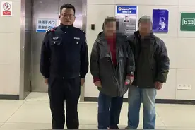 婆婆与老伴地铁站走散，民辅警及时帮忙找回图片