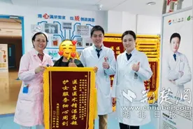 单孔微创技术巧解难题 七旬婆婆十年“花生样”胆囊结石成功取出图片