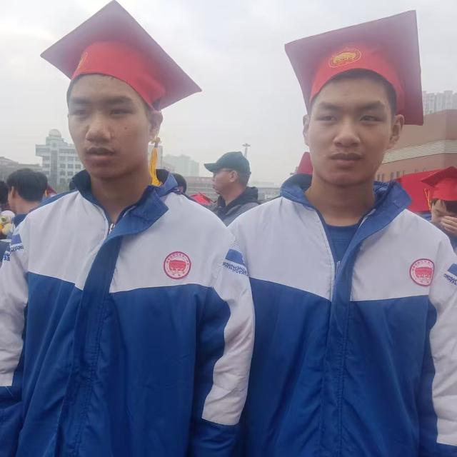 湖南双胞胎兄弟一起上军校