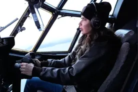 美媒：美国土安全部长听证会上面临严厉质疑，频繁变装行事被称“移民局芭比”图片