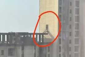 28楼业主在外立面开墙搭梯，称若有火灾方便跑！当地城管回应图片