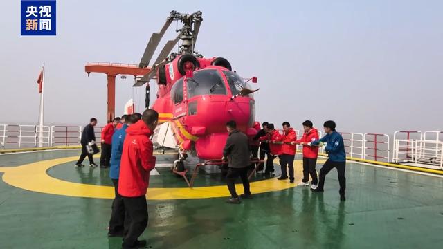 “雪龙”号上首项作业：人力“推飞机”入库