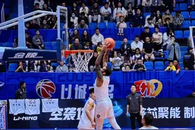 萨林杰大号“两双” 北控客场大胜四川图片