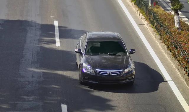 浙江一女子取出300万公司年底分红，放进一辆黑色无牌轿车	，警方一路追击，两辆警车一前一后将车辆成功拦截，当场抓获2名嫌疑人