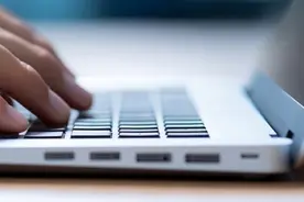 QQ突然崩了！“一直在重新登陆”，很多人以为电脑坏了，官方紧急回应图片