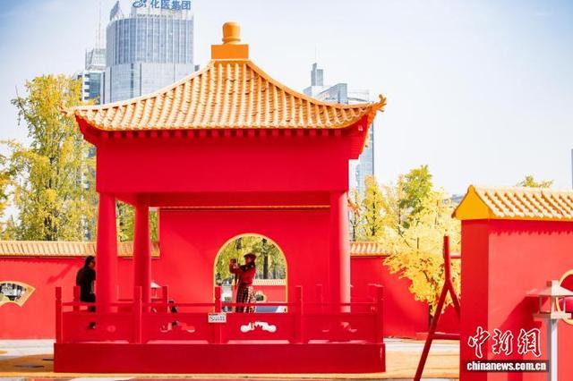 重庆：80米长“红墙限定皮肤”点缀城市 市民游客争相“打卡”