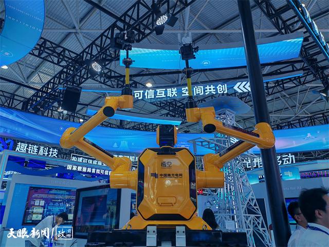 【2025数博会】机器人同台炫技“闹翻天”