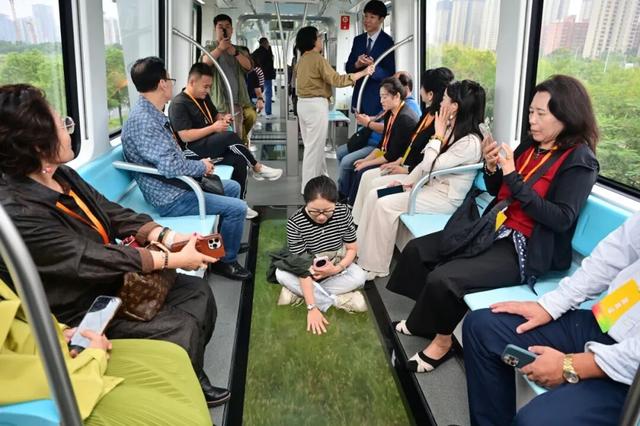 “赛博武汉”又出圈了，人形机器人还会这些！