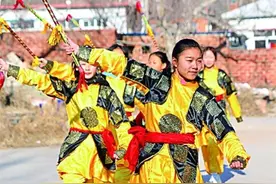 鞭舞图片