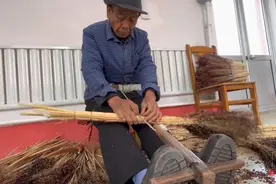 八旬老翁手造笤帚，十多分钟绑一把，传统工艺舍不得丢图片
