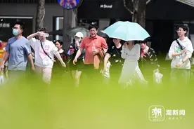31.9℃！西湖游客夏装出行图片