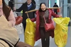 父母挑260斤年货坐16个小时火车到上海陪孩子过年视频封面