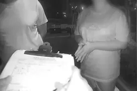 凌晨1点多女孩负气离家，民警在游乐园找到图片