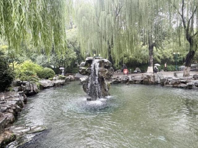 千泉竞涌醉泉城
