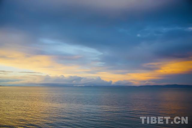青海湖：夕阳霞光映满天